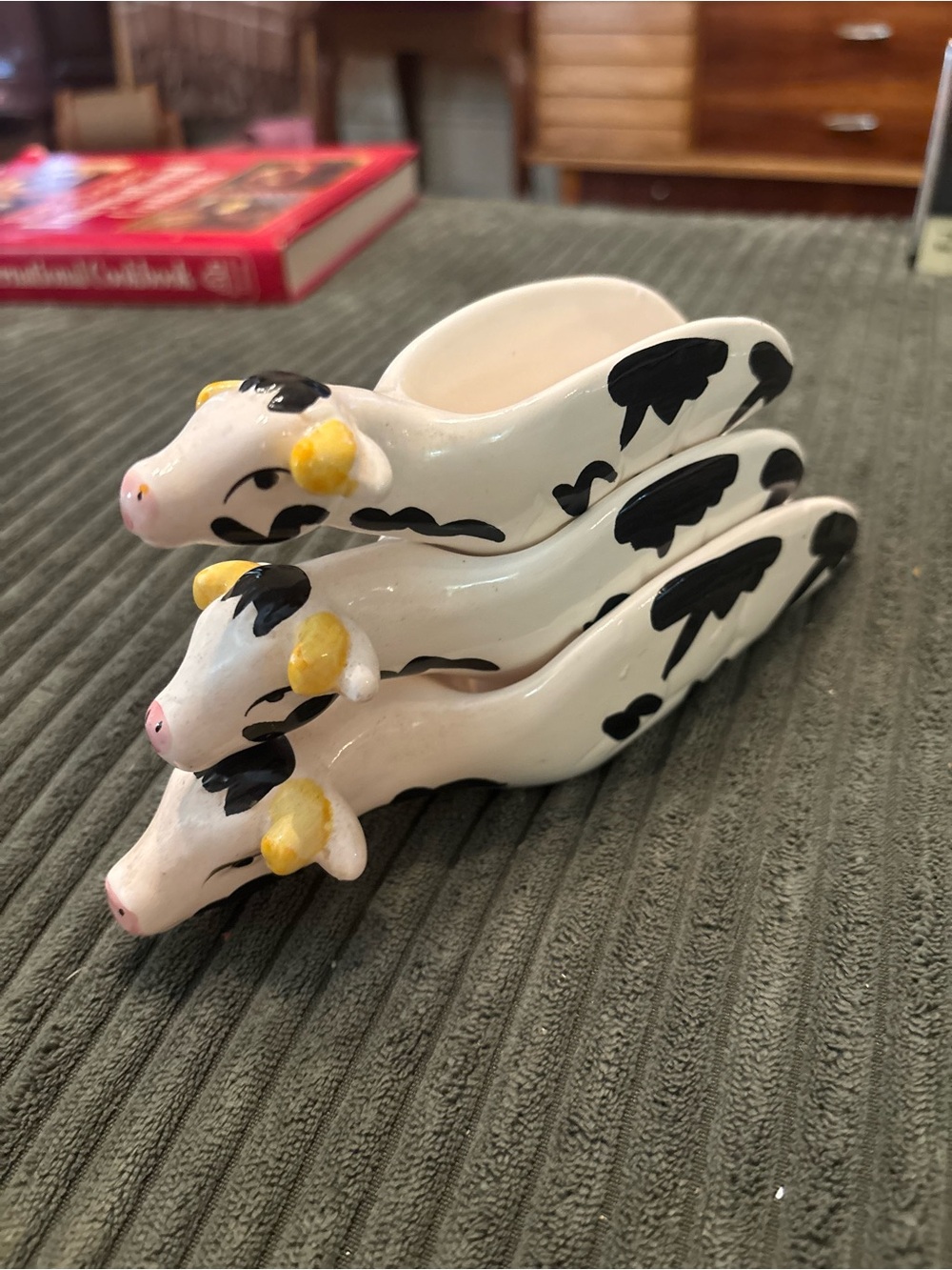 VTG set of 3 cow shaped ceramic nesting measuring scoops, made in Taiwan, JSNY